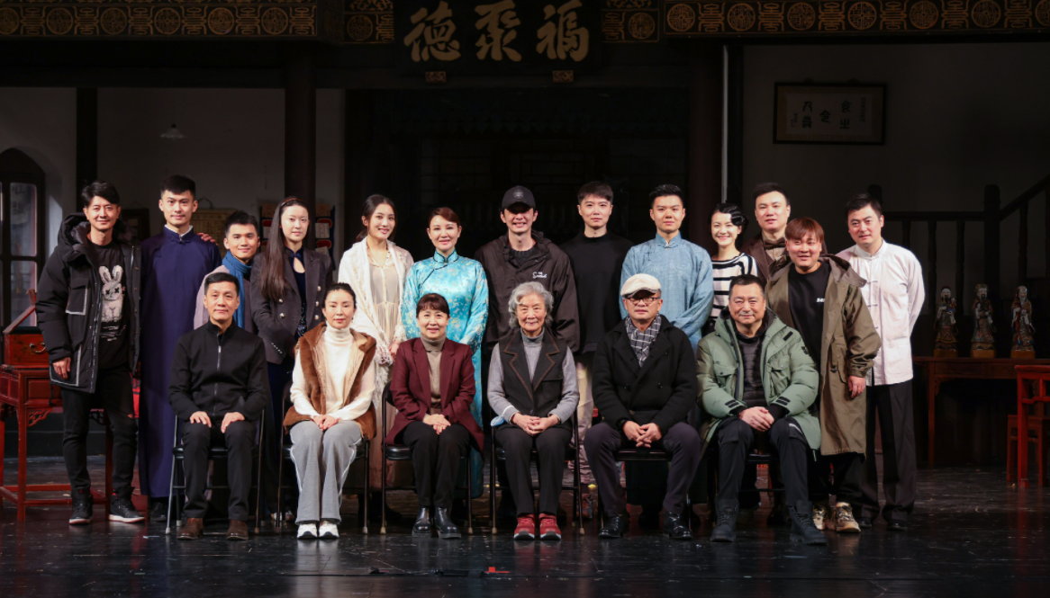 冯远征|众星现身人艺年度考核！吕中顶白发坐C位，冯远征坐姿乖巧表情萌