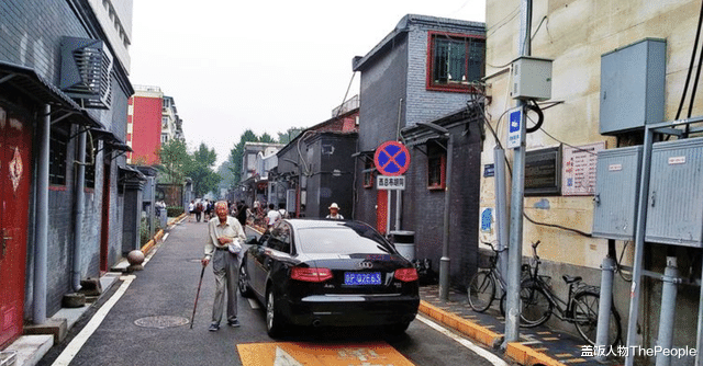 富士|70年代吃富士、电灯岔着开、化妆又美颜…年代剧别把观众当文盲了