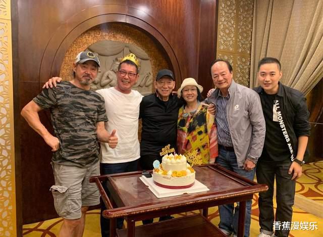 元彪|元彪64岁庆生画面曝光，4位大咖现场送祝福，每一张面孔都是回忆