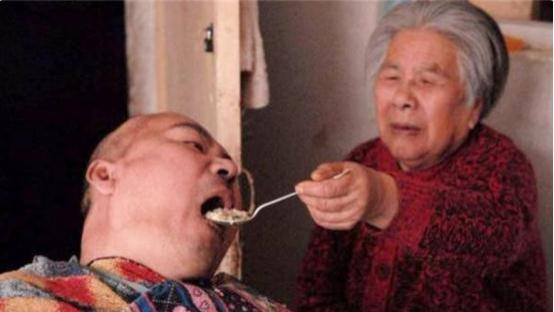 八旬老母亲毒杀46岁智力缺陷的儿子，2017年被捕的时候称：“我养不动了”，法院怎么判的？