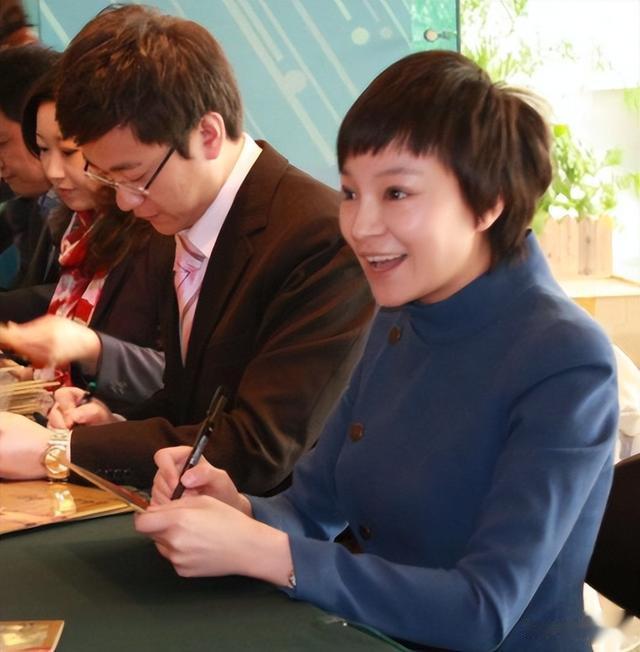 董卿|王蓝一:当过月薪500导游,撞脸董卿搭档宋英杰,婚姻低调有一女