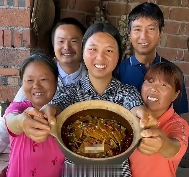 “出生被抛弃”,如今一场直播带货过亿,这个草根网红“翻身”了?
