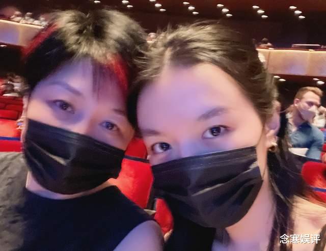 李咏|李咏女儿法图麦近照被曝光，穿吊带露锁骨撩头发，20岁女人味十足