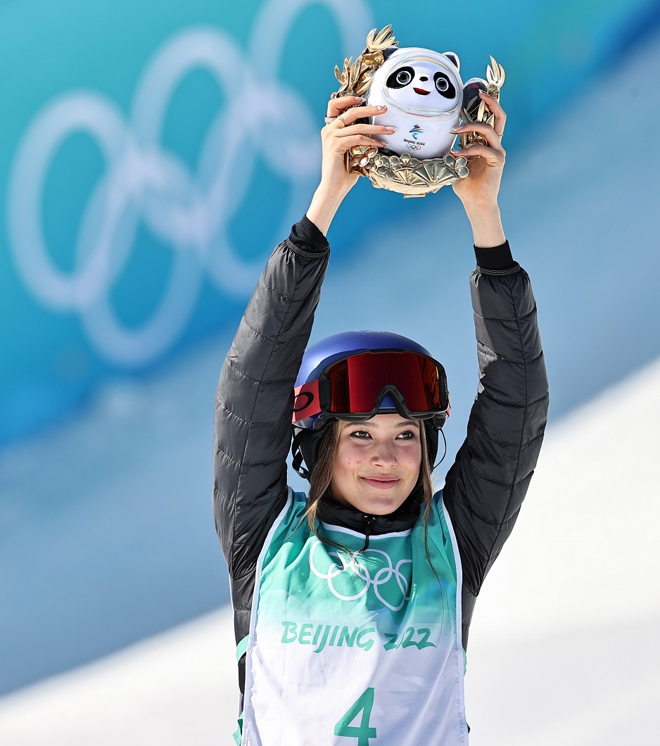 美甲 谷爱凌高举冰墩墩，五环美甲火了