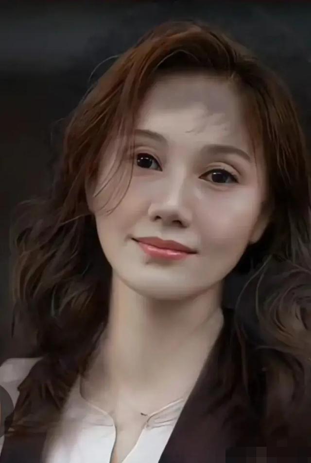 发型 不同发型的袁泉，美出了不同味道，可以说袁泉的脸配啥发型都挺美