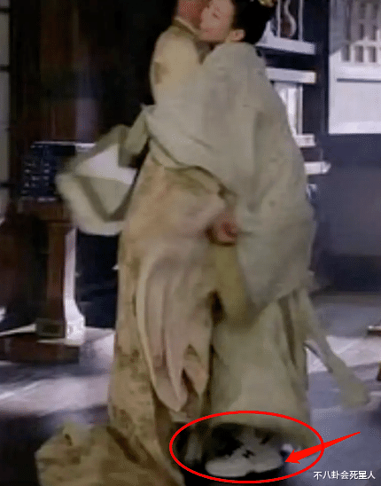 明星|棉拖鞋、运动鞋、无人机、6只手，还有比这些剧更离谱的吗