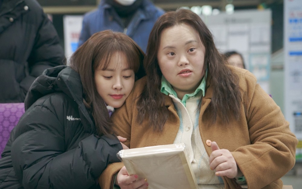 姐姐|首位出演韩剧的唐氏症演员！《我们的蓝调》韩志旼双胞胎姐姐不简单