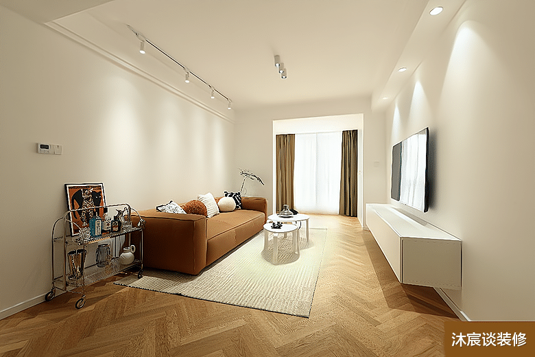 她家的装修没有随大流，仅用白墙与原木，轻松打造出极简温馨的家