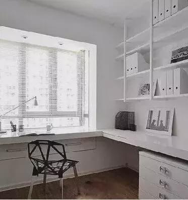 将飘窗改成书桌，它们俩真是绝配，太完美了！