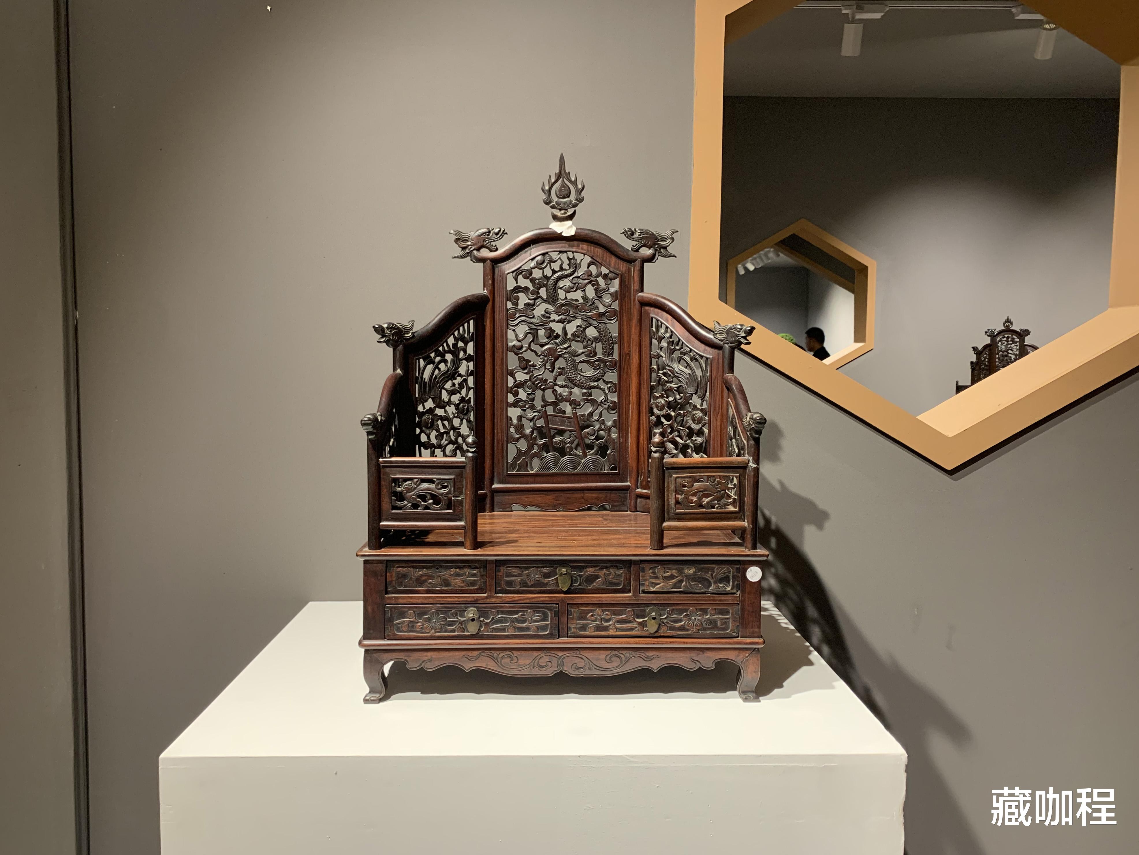 |局部有修配，黄花梨麒麟纹镜台25.3万成交