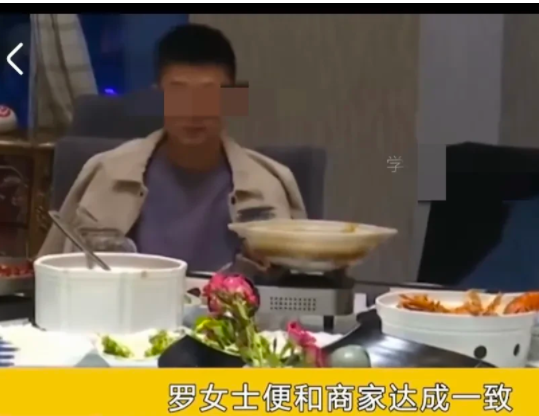 贵州贵阳,一女子给孩子办百日宴,看到酒店满10桌送1桌的活动