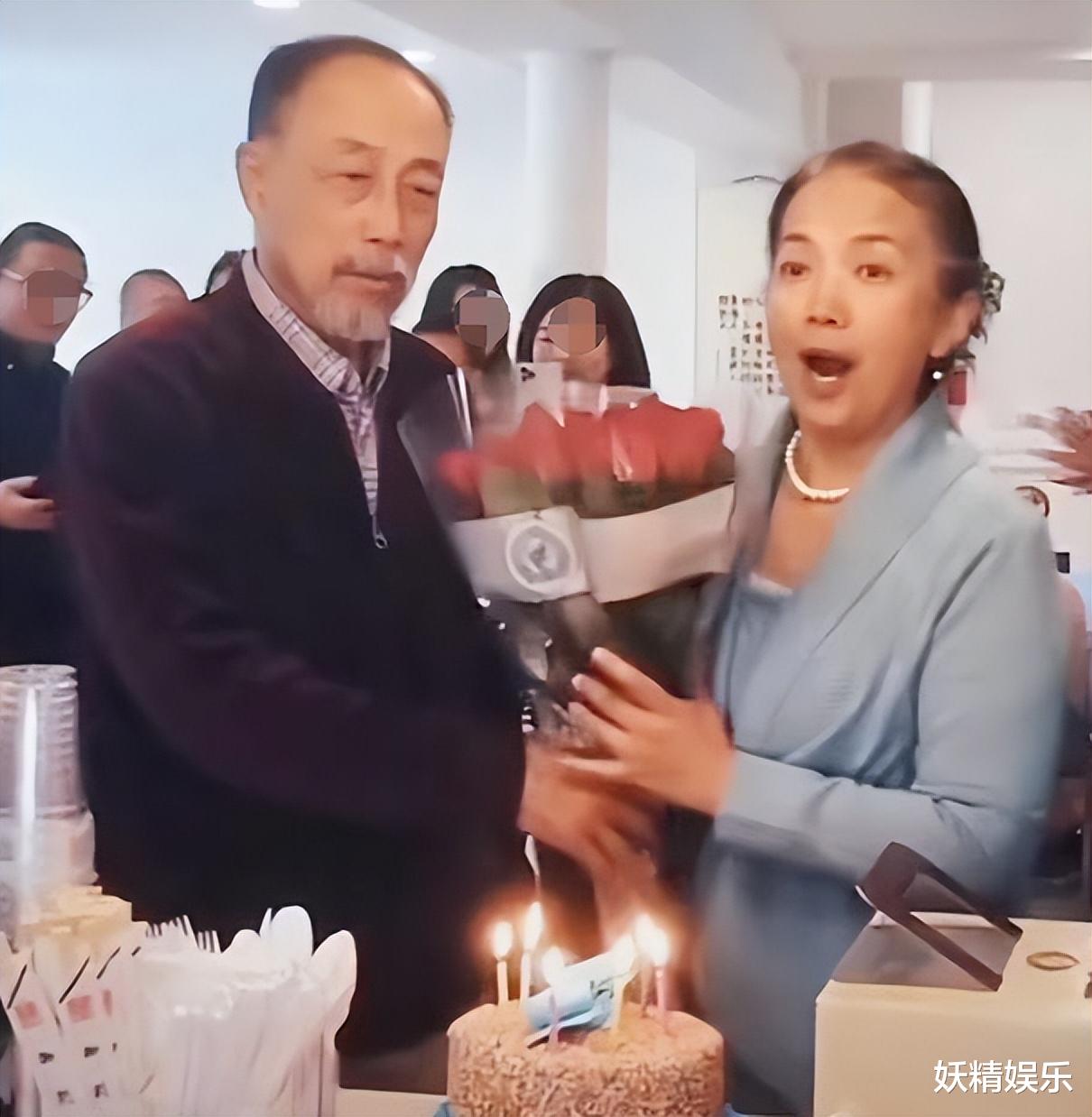 吕丽萍|62岁吕丽萍在教会庆生,孙海英偷偷为爱妻准备惊喜,老两口好恩爱