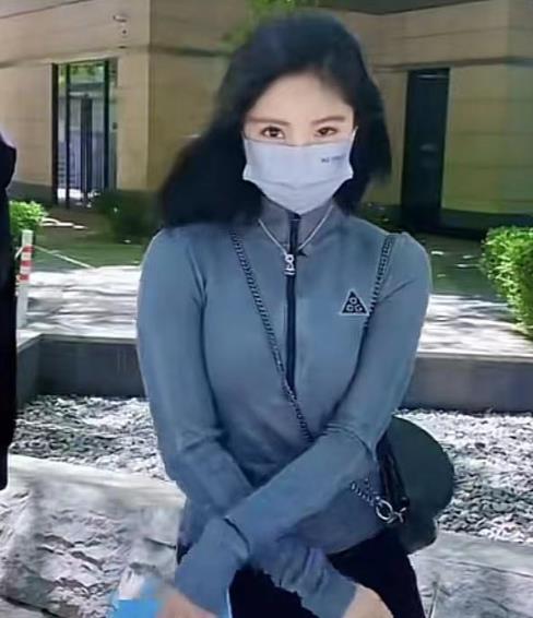 斯嘉丽·约翰逊|赵奕欢晒核酸日常，排队等候忍不住热舞，衣服Logo引网友热议