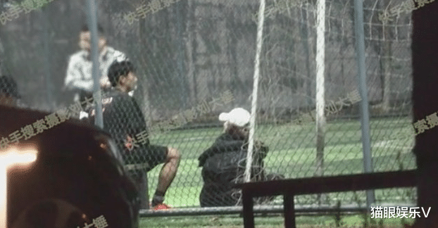 牛骏峰|牛骏峰疑恋情曝光，与美女在球场上秀恩爱，女方多次前往男方家中