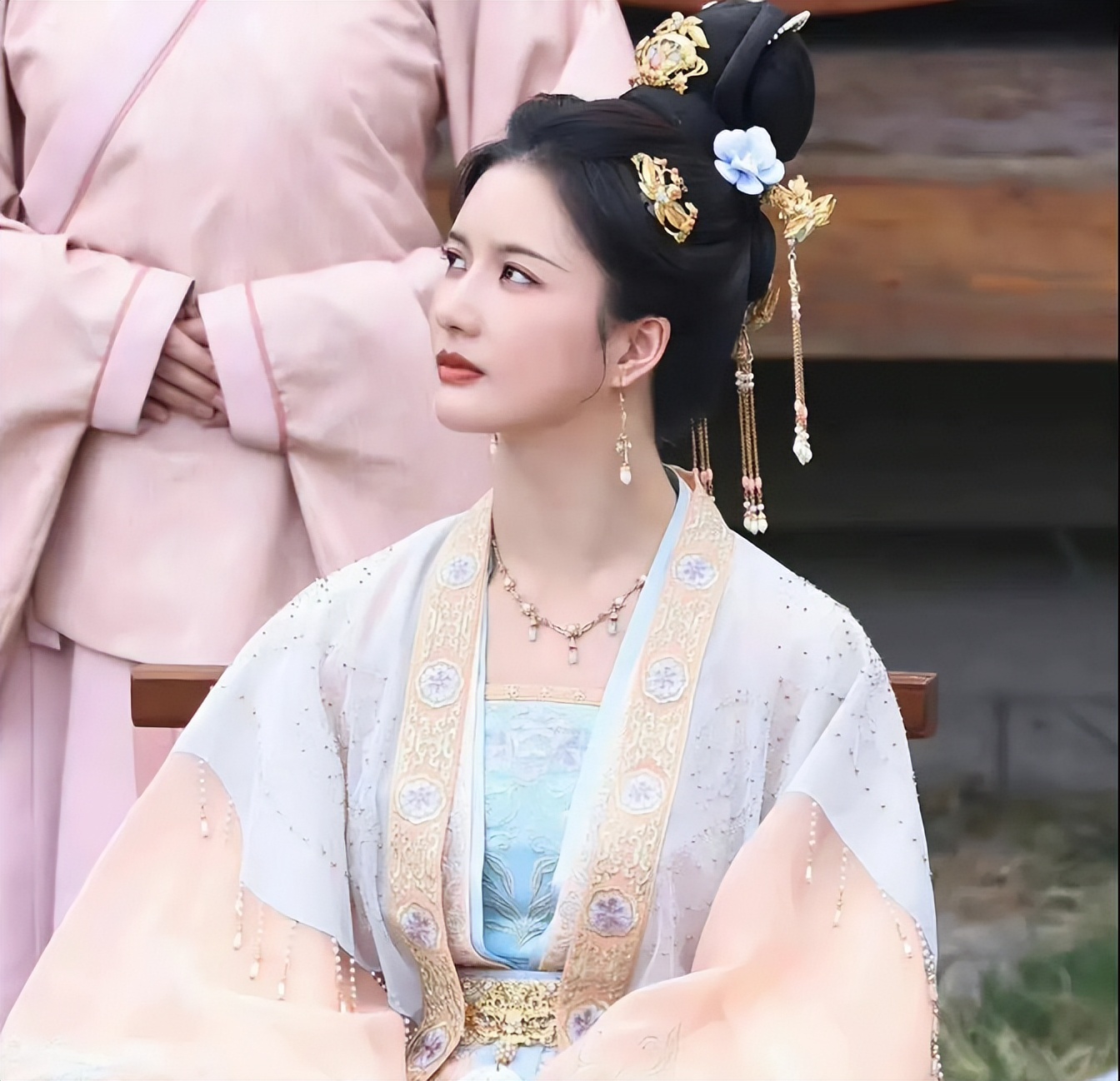 宁安如梦|白鹿《宁安如梦》男装好飒!谢危毛领路透反差大,女二颜值惊艳!