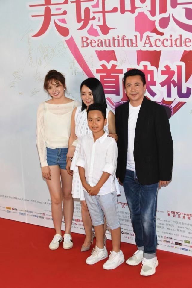 穿衣搭配 王中磊一家四口甜蜜亮相，女儿穿热裤打扮青春，却没妈妈有气质