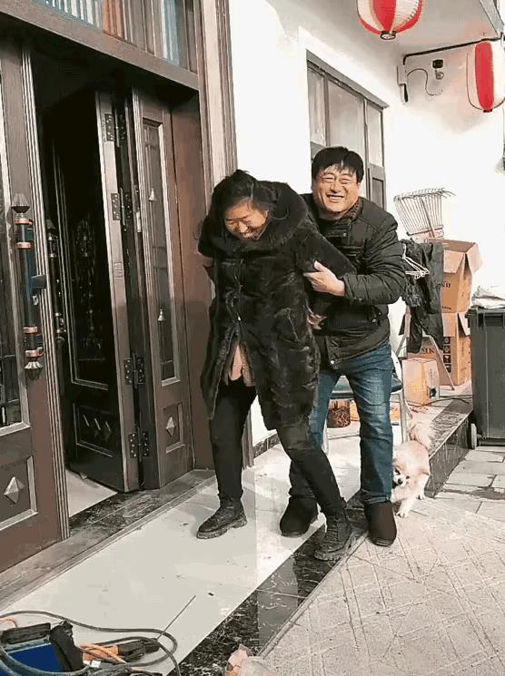 刘诗诗|朱之文吃醋了!大衣嫂和小叔子当众打情骂俏,自己竟然都管不了?