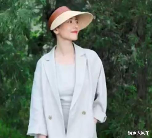 戒指|高圆圆打扮休闲逛公园，分享好物语气温柔接地气，网友却关注戒指