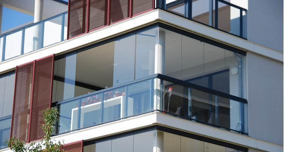 高楼房要不要封阳台?看到邻居家的阳台后,方知道我家做错了