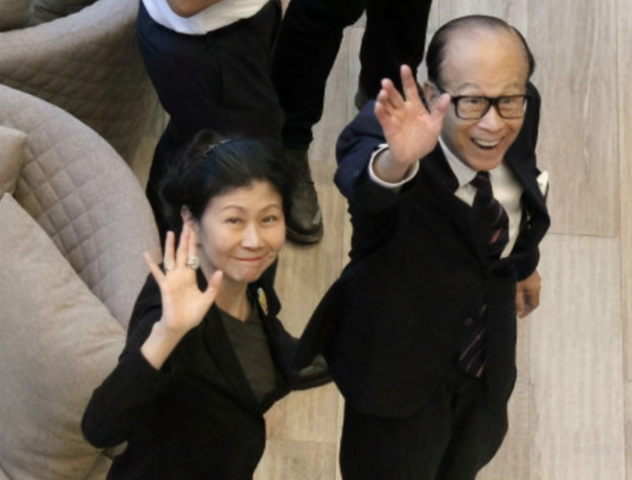 93岁李嘉诚露面捐钱,让助手转出1.28亿,幽默要求对方提供收据