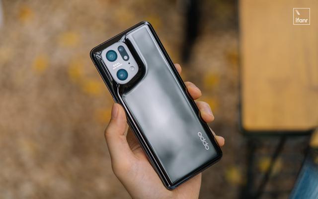 折叠屏|2022 年，手机「超大杯」消失了