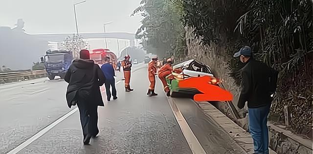 宜宾4死1伤惨祸:出租车遭对向货车拦腰撞击,司机和3名乘客死亡