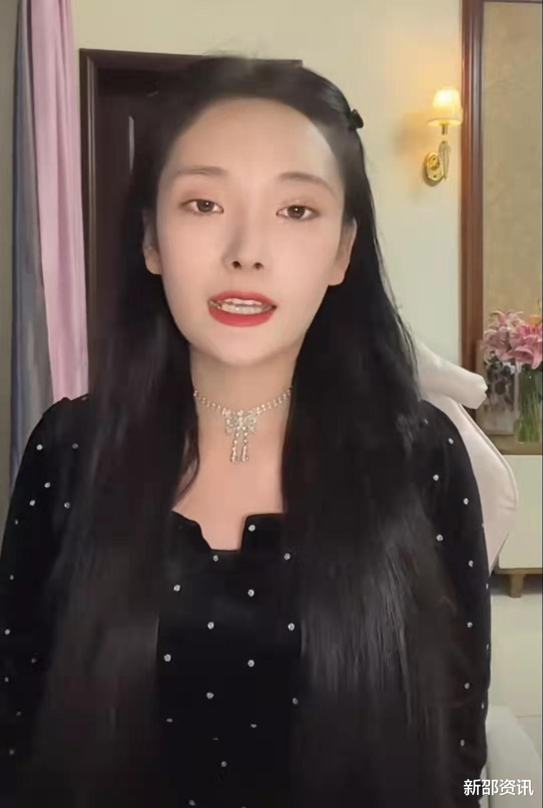 气愤!美女网红被男友暴打,满脸血边直播边报警,男友被扒是惯犯