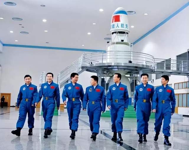 蔡旭哲|航天员蔡旭哲的爱人,容貌秀丽,酷似巩俐!却被“逼”成女汉子