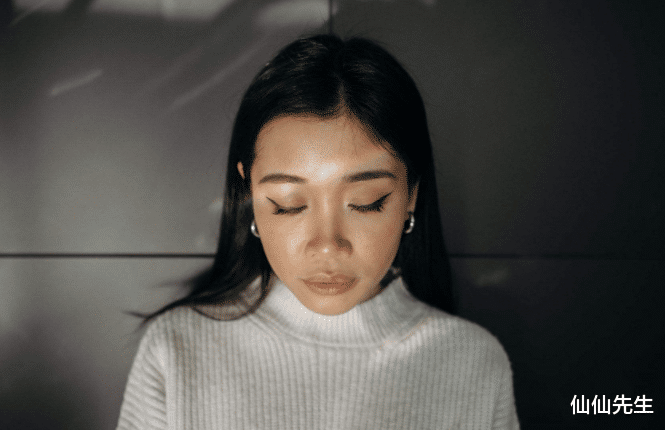 负心汉为娶情人,故意开车落水致妻女身亡,事后淡定去办妻子保险