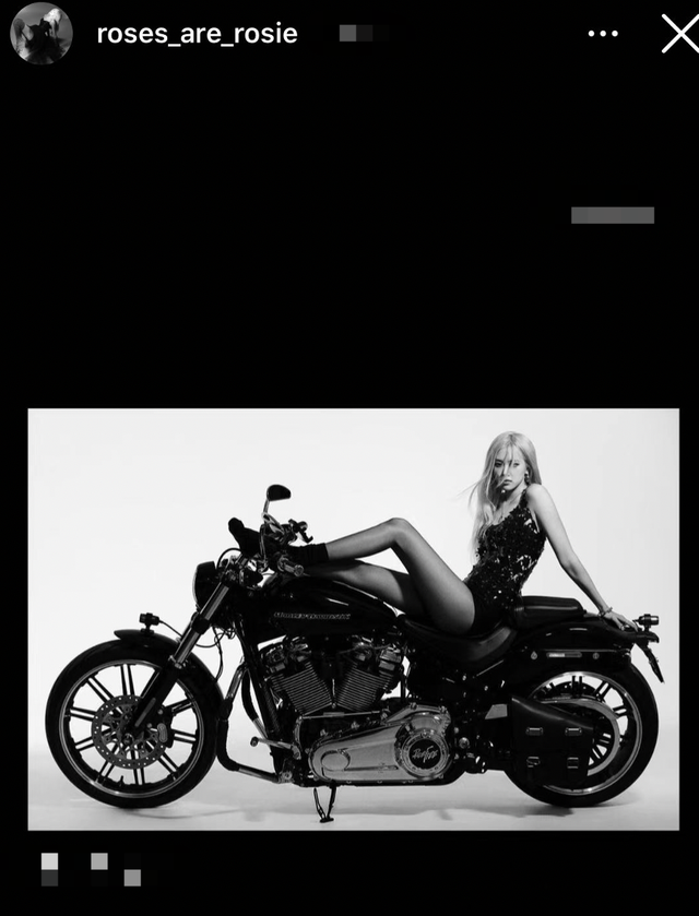 朴彩英|女星朴彩英穿黑丝秀大长腿！脖戴粗链秀锁骨，躺机车凹造型太炫酷