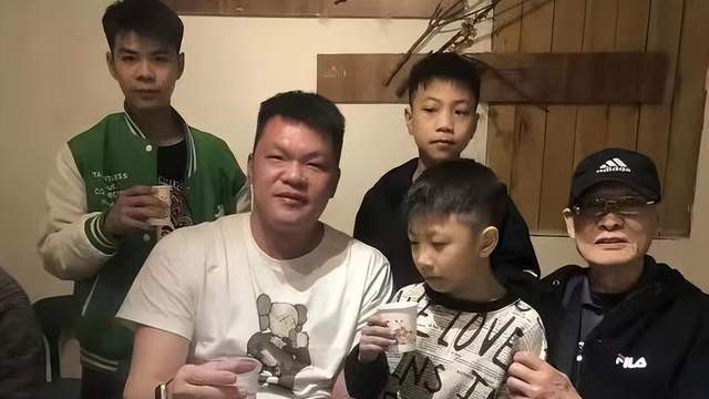 王晶|朱芳雨携2子回老家！喝酒吃肉很豪爽，前妻已同意大儿子与他交流