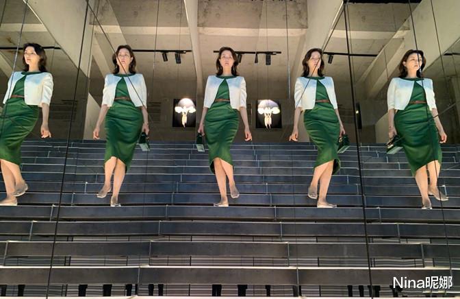 刘芳菲|央视主持刘芳菲罕晒花滑装，穿粉色挂肩裙，侧脸五官线条似女明星