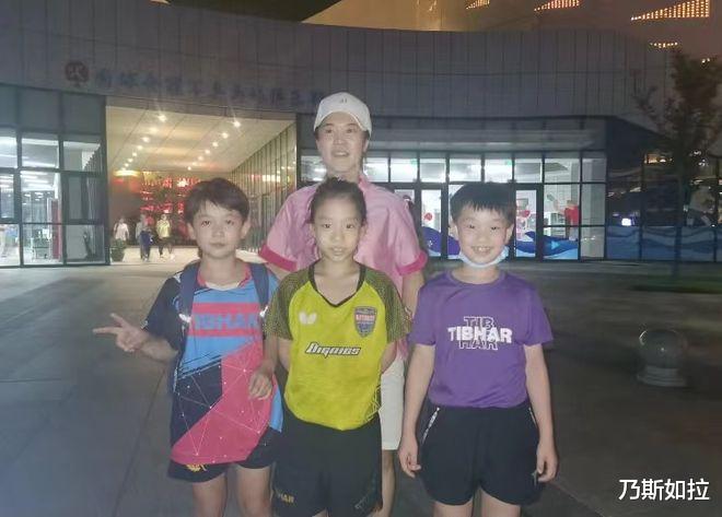 王楠|?王楠含泪告别小学员，多次哽咽，训练营收费是良心价