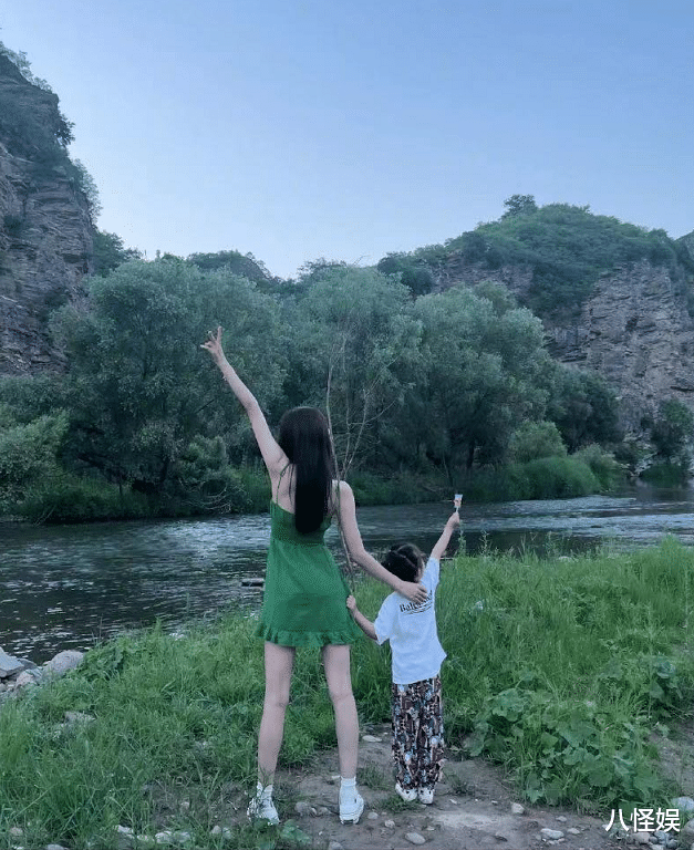 孙怡|孙怡离婚后首晒女儿,室内打满马赛克,大福披塑料袋奔跑好欢快