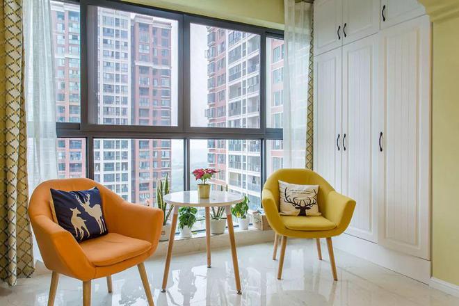 别人家的阳台都这样装,一面柜子很是实用,还能多出好几平呢!