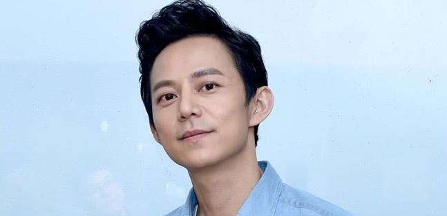 王嘉尔|王嘉尔10个月拿下18个杂志封面,救了王一博何炅,也伤了几个人