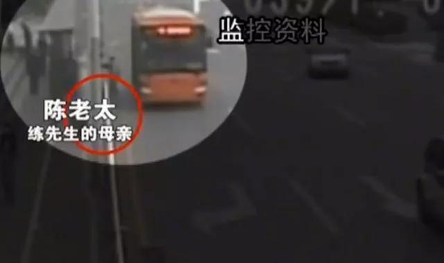 75岁陈老太下车后摔骨折,却讹上好心司机,证据面前依旧口出狂言