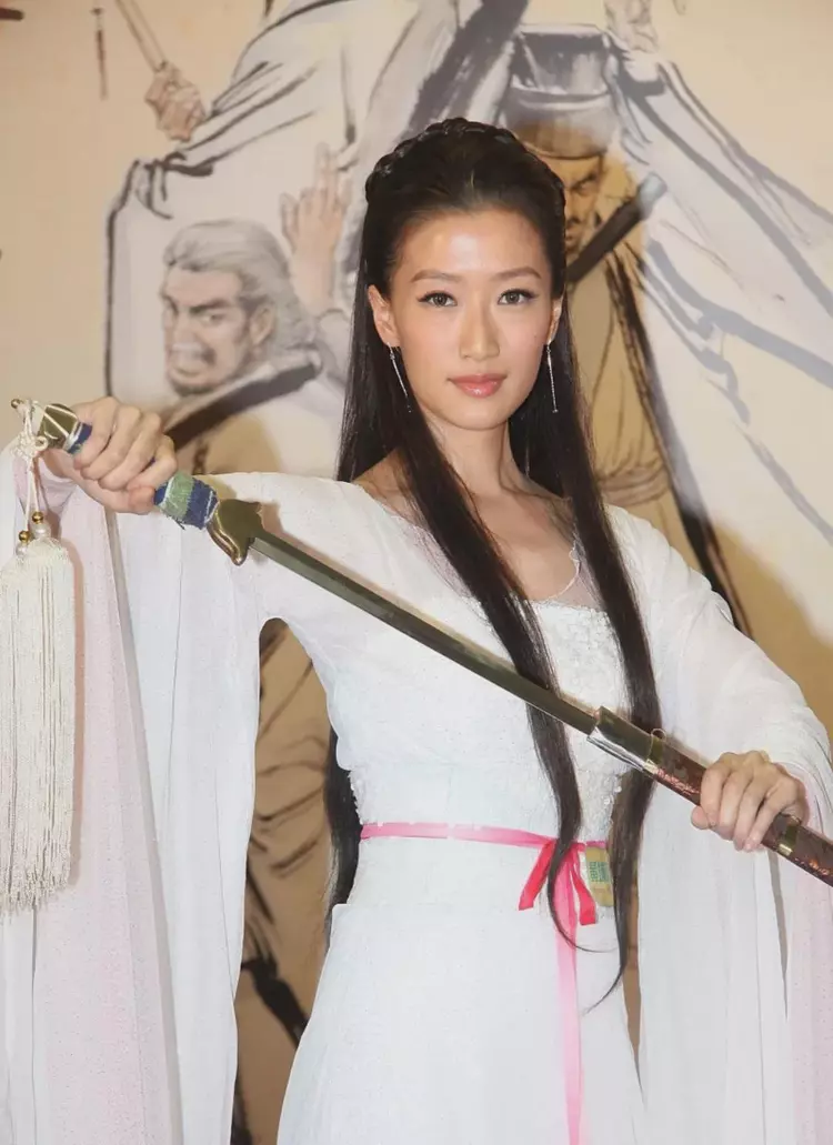 |谢霆锋妹妹：扮小龙女！颜值比哥哥差一截，眼袋太深比哥哥还显老