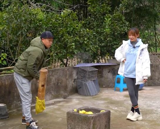 |穿JK裙的小厨娘严素，带老公出镜打糍粑，网传2个孩子都在读书