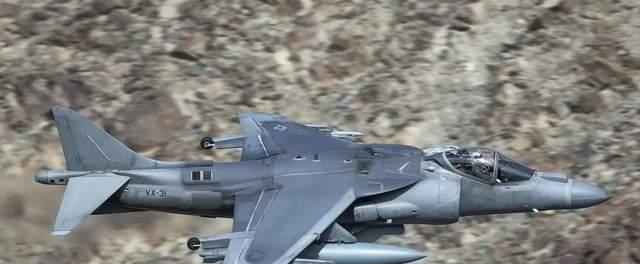 美军AV-8B战机，吸收“鹞”式战机技术，能完成垂直起降