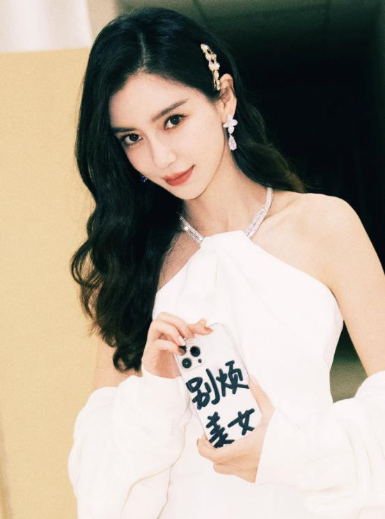 Angelababy|网传黄晓明baby已复合，女方录制恋爱综艺，晒手机壳：别烦美女