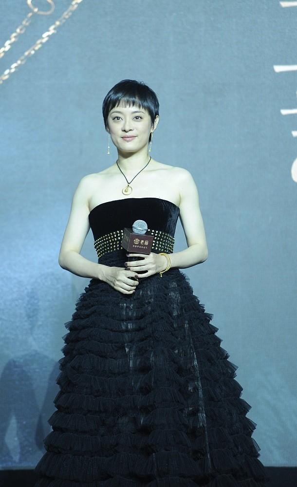 孙俪|孙俪的气质真优雅,虽然是短发但也很妩媚,身穿丝绒裙好典雅啊