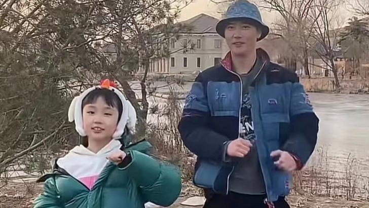 洪欣|洪欣与老公女儿北京过年，别墅旁跳舞很欢乐，莫少聪儿子独自回港