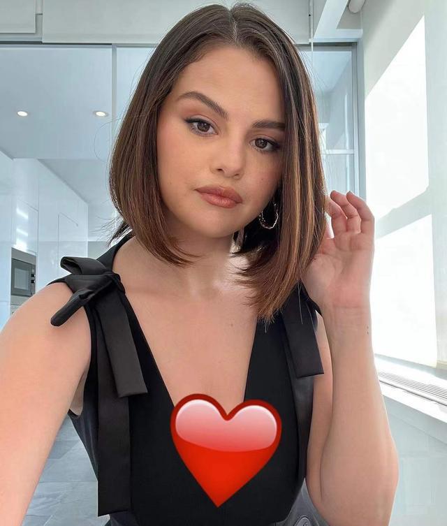 面粉 傻脸娜短发挺有少女感,穿蝴蝶结小黑裙,看上去瘦了不少!