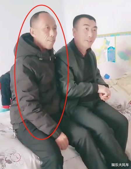 李玉成|85岁马玉琴的儿子现身，与李玉成勾肩搭背，网友：钱到位了