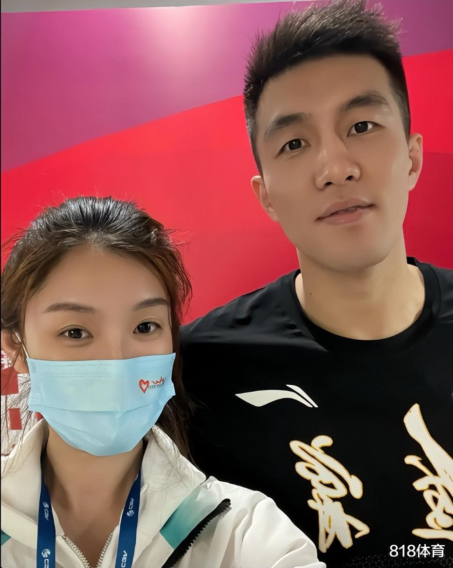 |郎才女貌! 美女志愿者追星郭艾伦, 大侄子掏手机自拍幸福像花儿一样