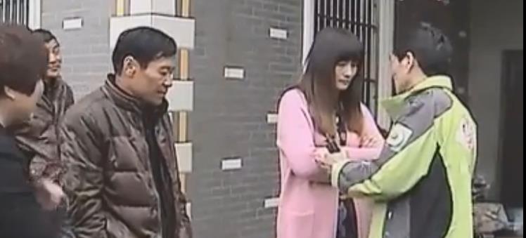 男子敲女友门无应答,一小时后楼道走出一男子,女友:修下水道的