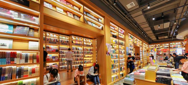 顾客很少买书，为何新华书店还能日入上亿元？内行人说出实情