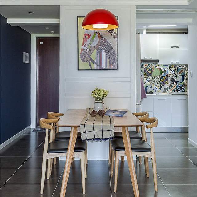 72平高级灰背景墙加上精美壁画大气,开放式阳台有100平的既视感