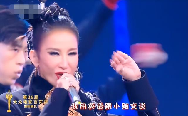 李玟|47岁李玟百花奖唱歌翻车,穿超短裤秀出一截美腿,唱歌跑调被嘲笑